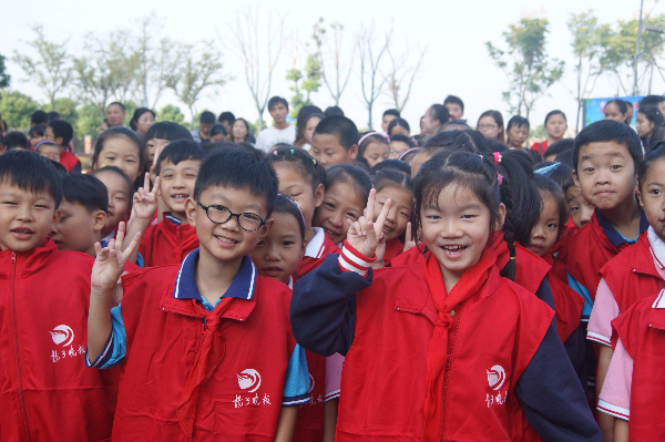 扬子晚报无锡小记者启动仪式在华锐小学举行