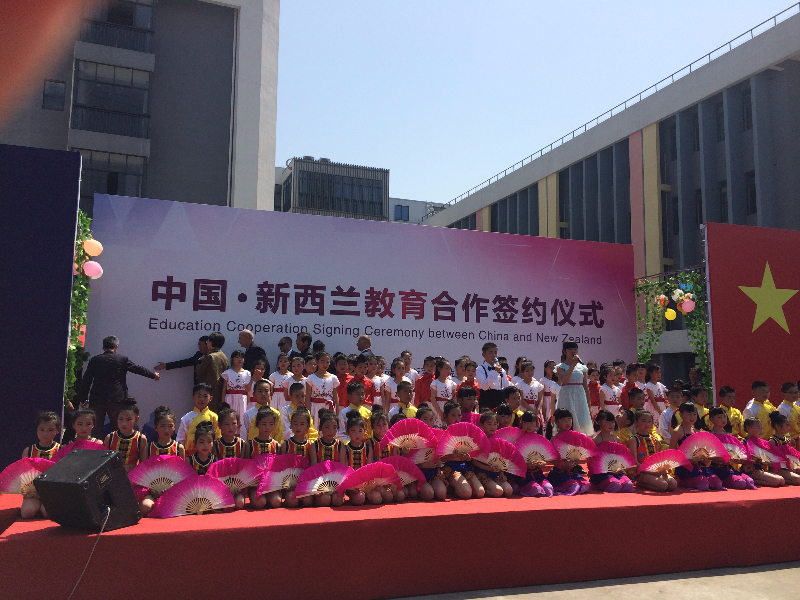 华锐师生为中新教育交流活动表演文艺节目