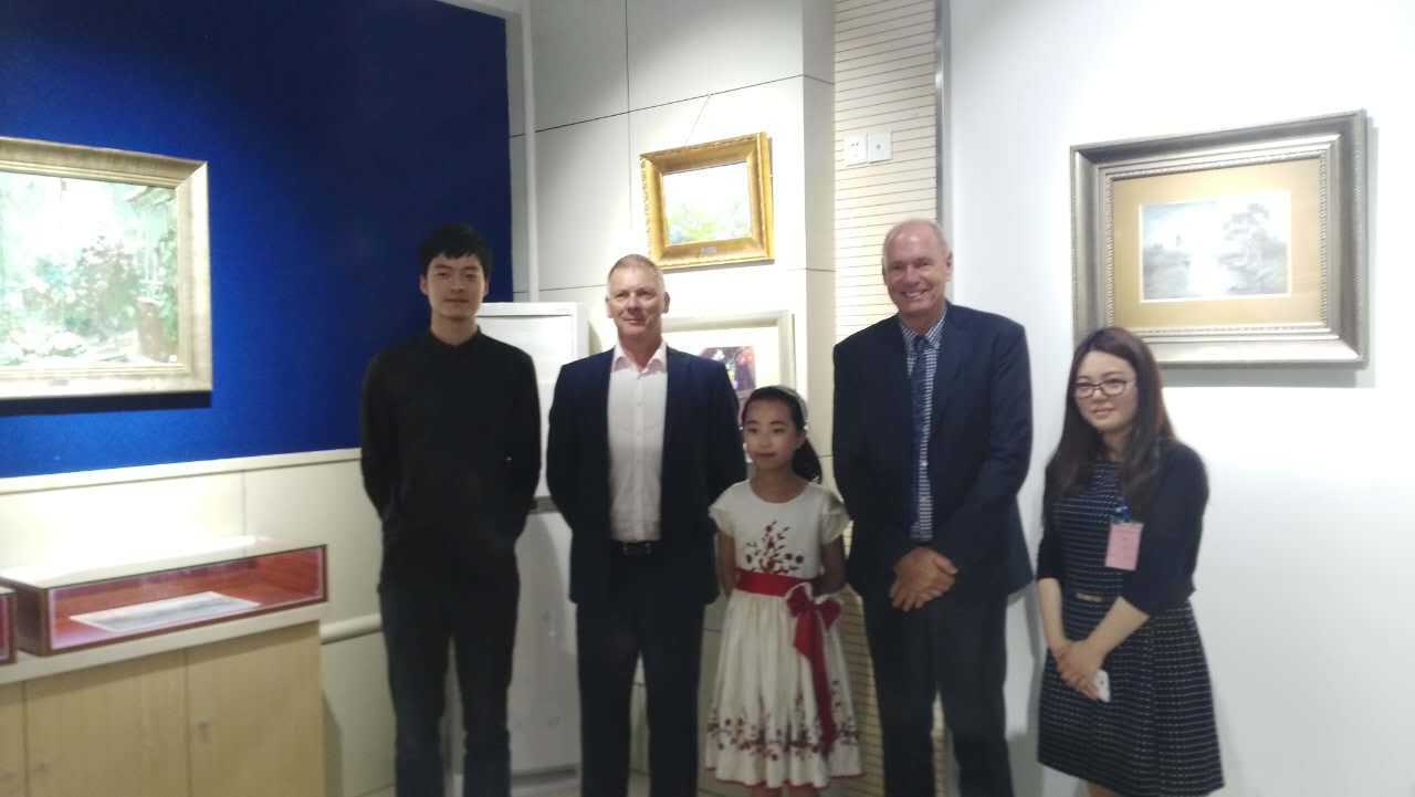 新西兰两位外宾参观华锐教育集团博物馆