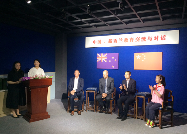 华锐实验小学学生对话联合国高级顾问、新西兰前教育部长卡特先生