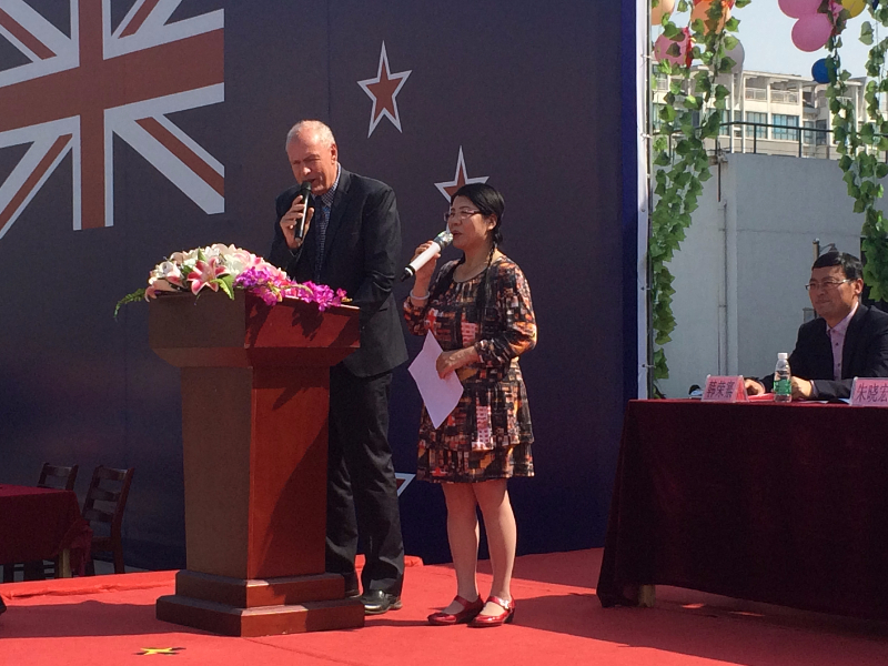 无锡电视台报道新西兰前教育部长卡特先生访问华锐实验小学