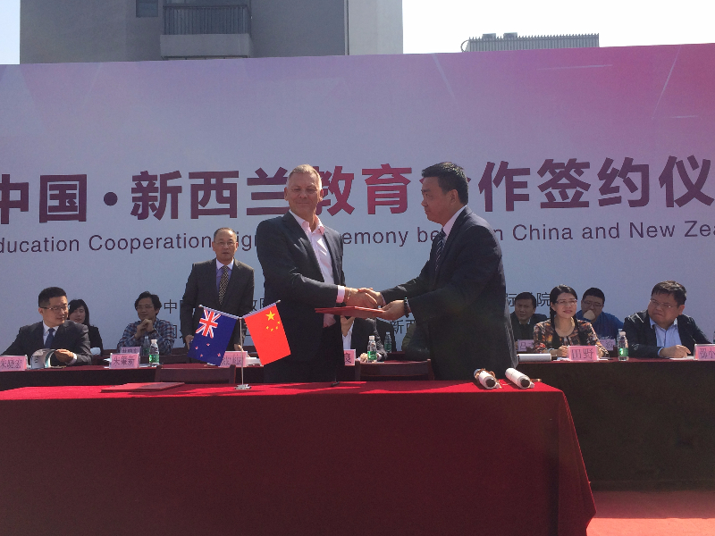 江苏电视台报道新西兰前教育部长卡特先生来访华锐实验小学系列活动