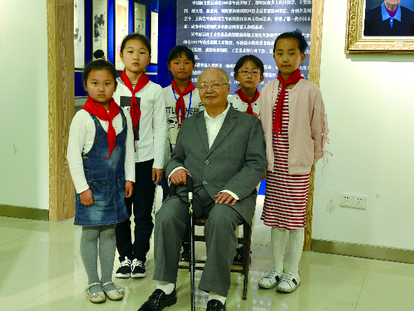 美术大师陆耀义参观华锐教育集团博物馆