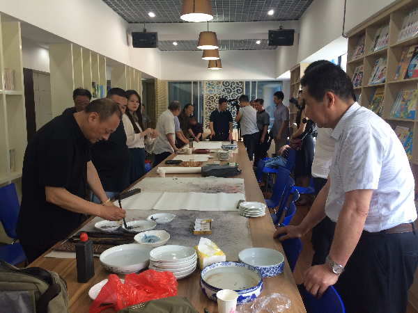 无锡市古运河书画院艺术家们来访华锐实验小学举行书画送艺活动