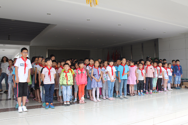 钱桥街道团工委邀请华锐实验小学学生在百乐CVG影城观影过六一