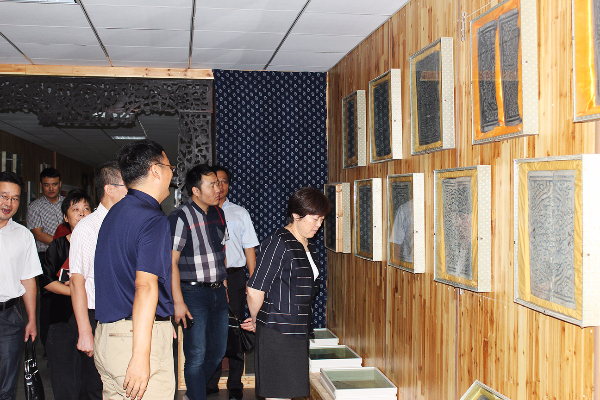 区委领导带队参观华锐实验小学