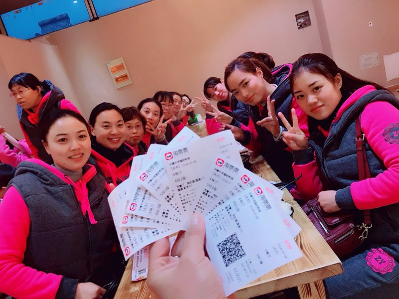 华锐教育旗下三家幼儿园举行妇女节观影活动