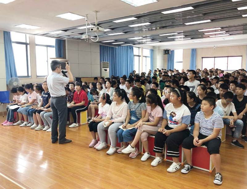华锐实验学校副校长朱斌为全体七年级学生上主题班会课