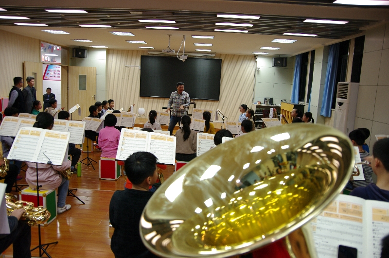 著名国际指挥家张国明来华锐传播“快乐音乐”