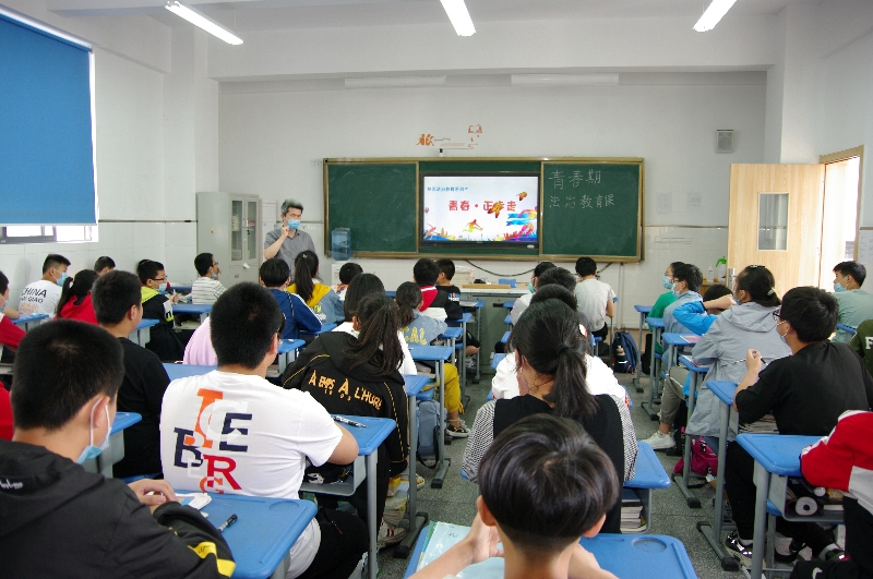 华锐实验学校为初中部学生开设青春期法制教育课
