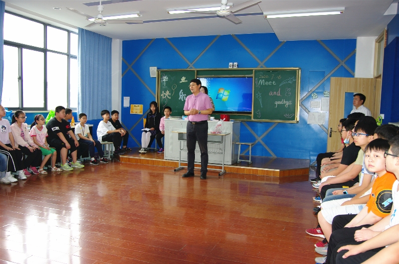 华锐实验学校小学部举行六年级毕业仪式