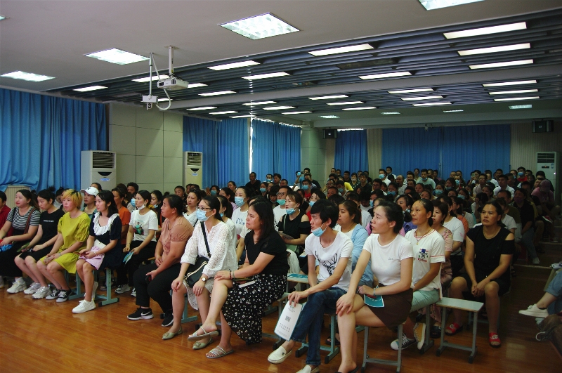 华锐实验学校初中部举行七年级新生家长会