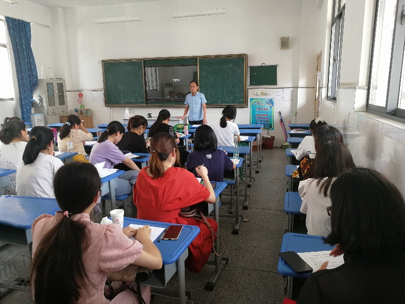 华锐实验学校举行新入职教师培训