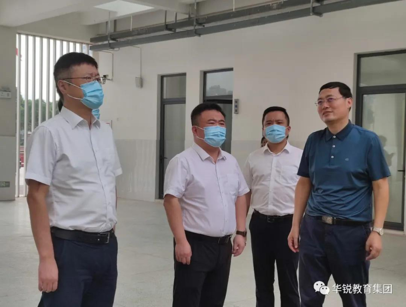 钱桥街道党工委和办事处领导走访慰问华锐实验学校教师